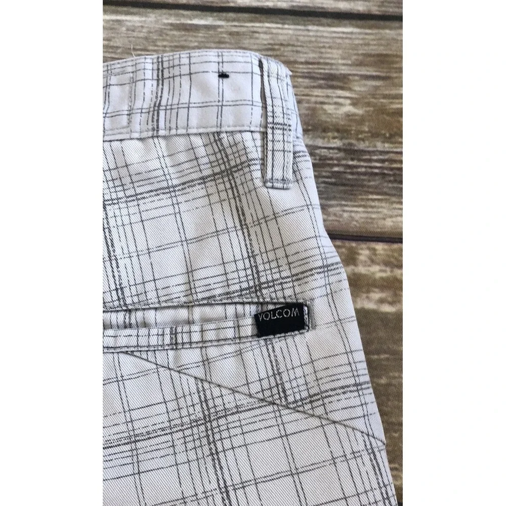Volcom Mens White and Gray Striped Shorts Size 30 Flat Front Skateboard Y2K